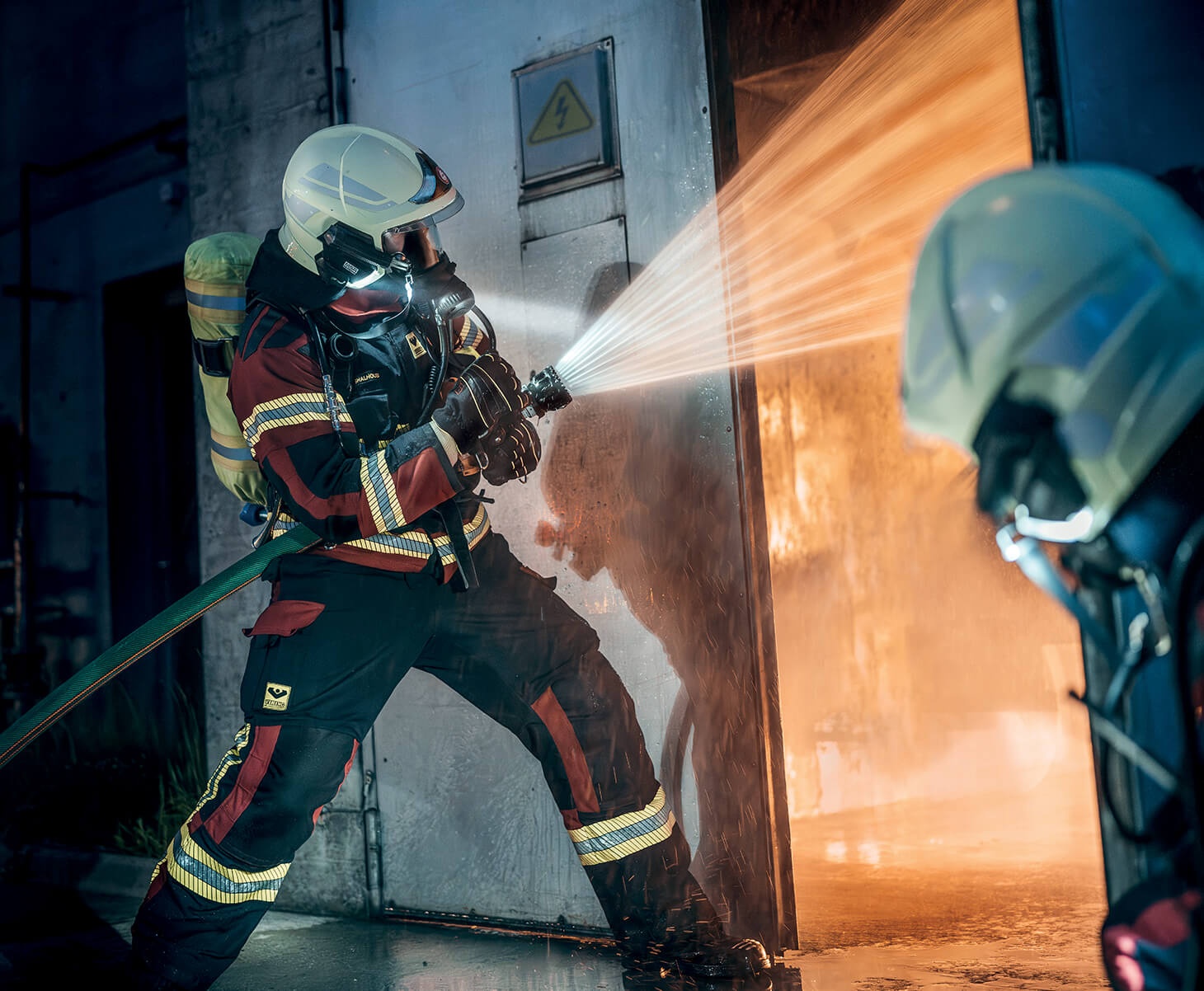 Deux pompiers éteignant un train feu