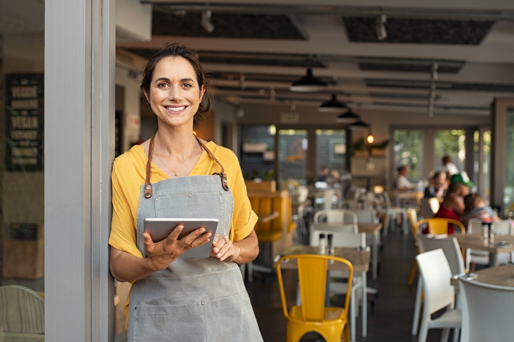restauratrice-devant-restaurant-entreprise-assurance-ECA
